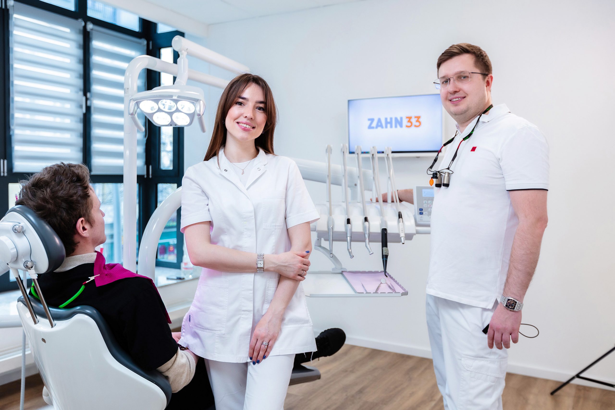 Lassen Sie Ihr LĂ€cheln in Zahn33 erstrahlen